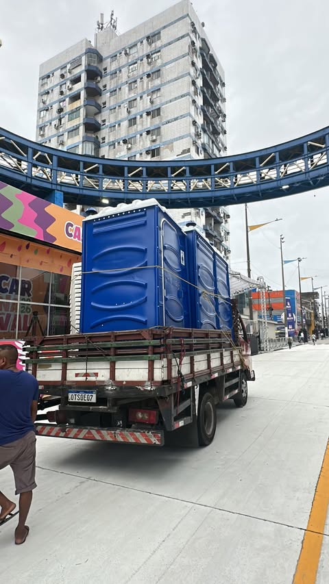 Banheiros químicos sendo transportados para um evento em Belém
